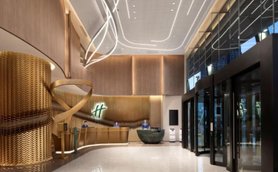 Der Empfangsbereich des Holiday Inn in Shanghai zeigt eine elegante, moderne Einrichtung mit warmen Holztönen und stilvollen Lichtern.