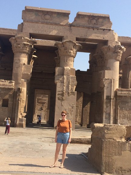 Eine Frau vor dem Doppeltempel von Kom Ombo – Ägypten Reise mit Kindern