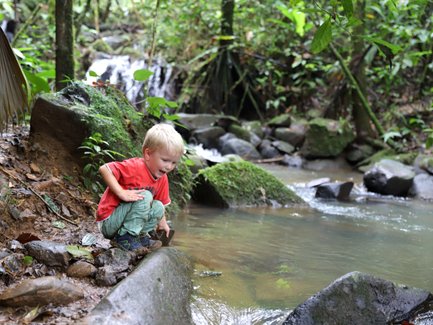 Kleinkind auf Wanderung entlang eines Flusses in La Tigra – Costa Rica Familienreise