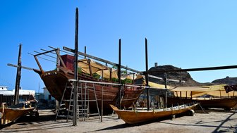 Montagearbeiten in der Dhow-Werft in Sur – Oman Reise mit Kindern