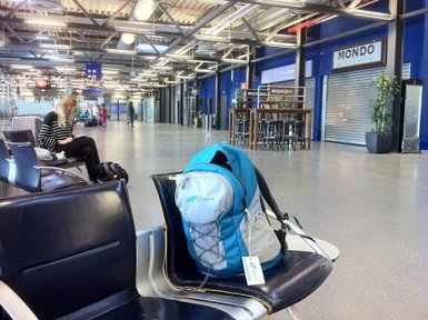 Ein Rucksack steht auf einer Bank am Flughafenterminal - Namibia Rundreise mit Kindern