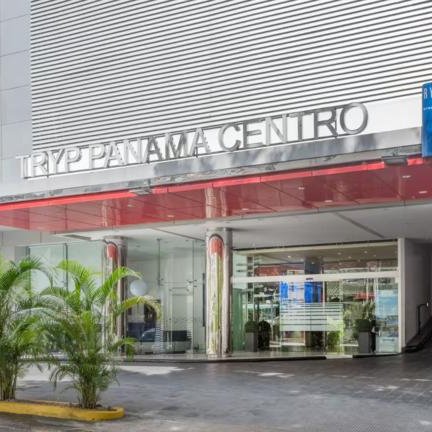 Der Eingangsbereich des TRYP Panama Centro Hotels mit modernen Designelementen und einer einladenden Atmosphäre.