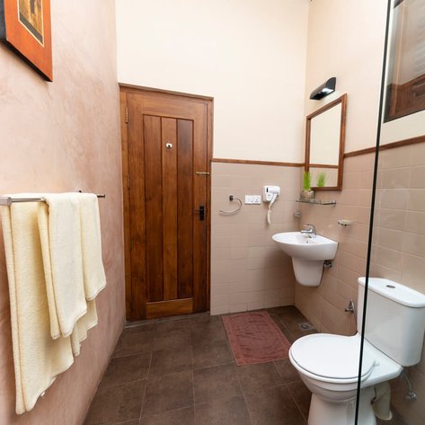 Ein modernes Badezimmer mit einem Holzschrank, einem Waschbecken und einem WC, das eine entspannende Atmosphäre ausstrahlt.