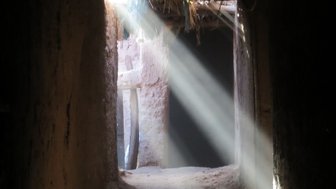 Schattiger Gang in einem marokkanischen Lehmdorf – Marokko Reise mit Kindern