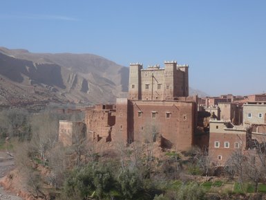 Gebäude mit traditioneller Architektur im Tal der Rosen – Marokko Familienreise