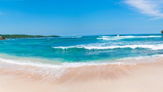 Feiner Sandstrand mit kristallklarem, blauem Wasser – Bali mit Kindern