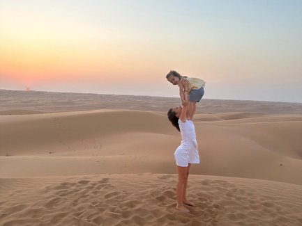 Zwei Schwestern in der Wüste von Oman – Oman mit Kindern
