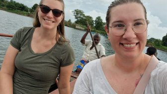 Zwei Frauen machen ein Selfie während einer Katamaranfahrt auf dem Fluss – Sri Lanka Reise mit Kindern