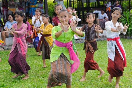 Einheimische führen traditionelle balinesische Tänze auf – Bali mit Kindern