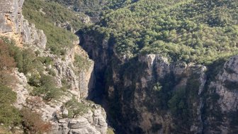 Ein atemberaubender Blick auf die tiefen Schluchten des Langarica-Canyons, umgeben von üppigem Grün und majestätischen Bergen.