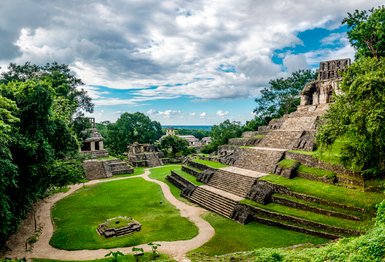 Maya-Pyramide von Palenque umgeben vom dichten Grün des Dschungels – Mexiko mit Kindern