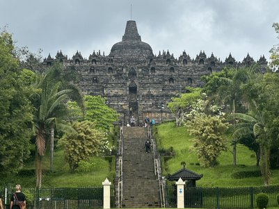 Borobudur-Tempel umgeben von grüner Landschaft auf Bali – Bali Reise mit Kindern