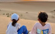 Kids bei Sonnenuntergang in der Wüste - Oman Familien-Mietwagenreise
