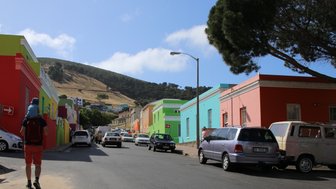 Bunte Häuserreihen im Stadtteil Bo-Kaap in Kapstadt – Garden Route mit Kindern