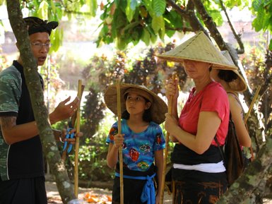 Reisende erkunden gemeinsam den Garten der Schokoladenfabrik – Indonesien Reise mit Kindern