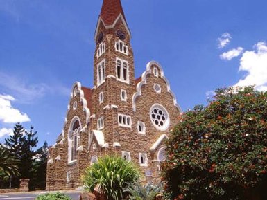 Eine Kirche mit Steinen im Vordergrund - Namibia mit Jugendlichen