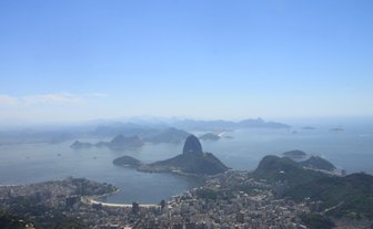 Ein beeindruckender Blick auf die Küstenlandschaft von Rio de Janeiro mit dem Zuckerhut im Hintergrund.