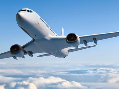 Passagierflugzeug fliegt hoch über den Wolken – Bali mit Kindern