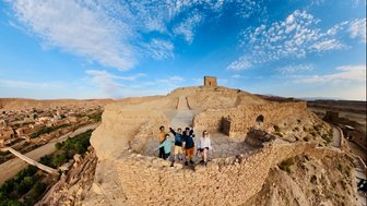 Familie hält einen Moment mit einem Selfie auf den Ruinen von Aït Ben Haddou fest – Familienurlaub in Marokko