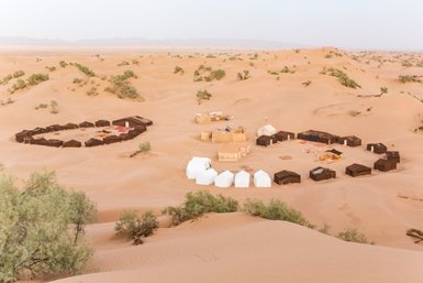 Wüstencamp eingebettet zwischen den Sanddünen der Sahara – Marokko mit Kindern