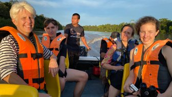 Eine Familie macht ein Erinnerungsfoto während der Flusssafari am Kinabatangan – Malaysia & Borneo mit Kindern