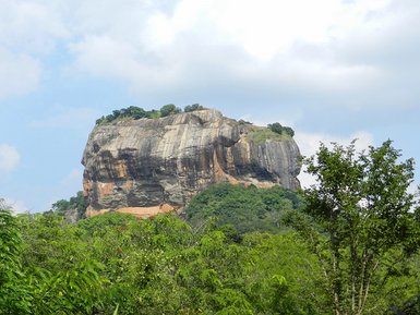 Ansicht des Löwenfelsens mit umliegender Naturkulisse – Sri Lanka Reise mit Kindern
