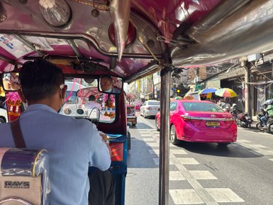 Bunte Tuk-Tuks unterwegs durch die engen Gassen – Thailand mit Kindern