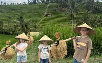 Kinder entdecken das Leben auf den Reisterrassen von Jatiluwih auf Bali – Bali mit Kindern