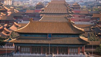 Blick auf die Architektur der Verbotenen Stadt im Herzen von Peking – China mit Kindern