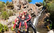 Zwei Personen beim Canyoning - Madeira for family - Madeira mit Kindern
