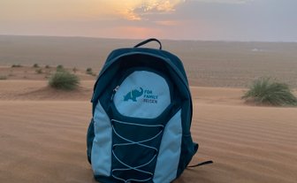 For Family Reisen Rucksack im Sand der omanischen Wüste – Oman Reise mit Kindern