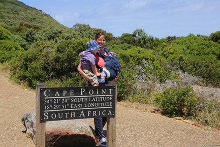 Nadja Albrecht mit ihren Kindern am Aussichtspunkt des Kaps der Guten Hoffnung – Garden Route Reise mit Kindern