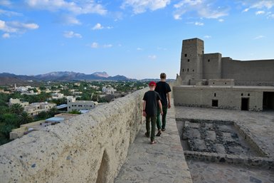 Kinder laufen auf der Terrasse im Bahla Fort im Oman – Oman mit Kindern