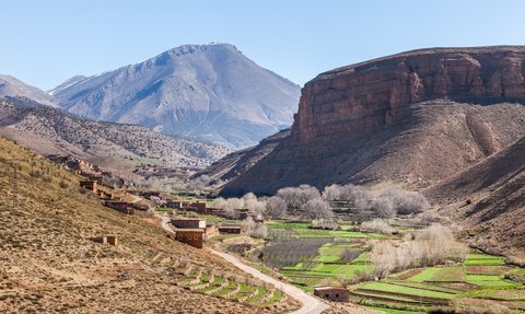 Traditionelles Dorf eingebettet im beeindruckenden Atlas-Gebirge – Marokko Familienreise
