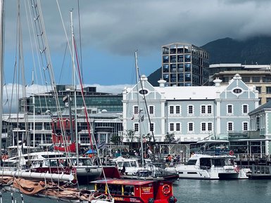 Blick auf die V&A Waterfront in Kapstadt mit Booten – Garden Route Reise mit Kindern