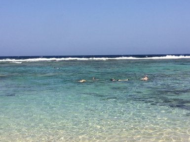 Kinder schnorcheln im Toten Meer und entdecken die Unterwasserwelt – Ägypten Reise mit Kindern