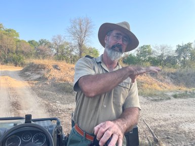 Ein Safari-Guide gibt Erklärungen während einer Pirschfahrt im offenen Jeep im Makutsi Game Reserve – Südafrika Familienreise