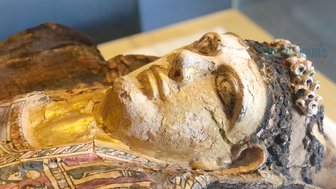 Halle der goldenen Mumien eine Mumie vom nahen - Ägypten mit Kindern