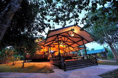 Traditionelle Holzchalets im Regenwald der Proboscis Lodge Bukit Melapi – Malaysia & Borneo mit Kindern