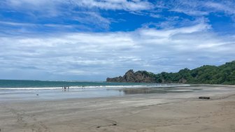 Strahlend blauer Himmel über dem Playa Carrillo in Guanacaste – Costa Rica mit Kindern