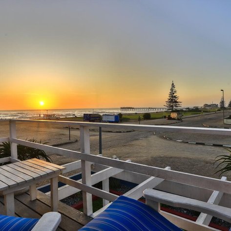 Blick von der Terrasse im Swakopmund Sands Hotel auf das Meer - Namibia Urlaub mit Kindern