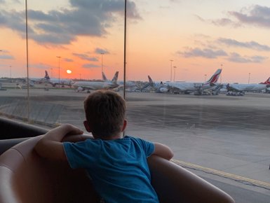 Ein Junge blickt beim Sonnenaufgang auf das Rollfeld – Sri Lanka mit Kindern