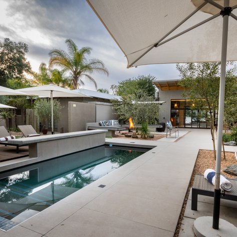 The Elegant Guesthouse Außenbereich im Pool - Namibia Reise mit Kindern