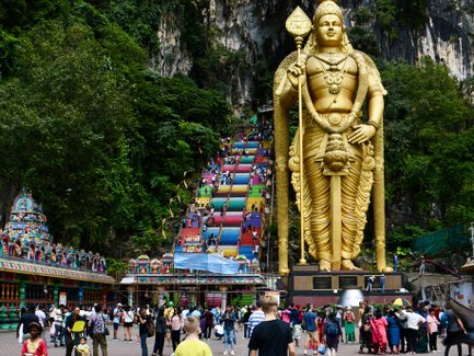 Eine goldene Statue wacht über den Eingang der Batu-Höhlen – Malaysia & Borneo mit Kindern