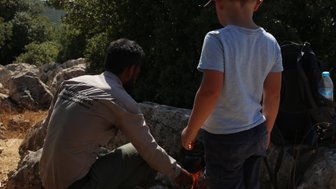 kleine Snackpause während der Trekkingtour in Ajloun - Jordanien Urlaub mit Kindern