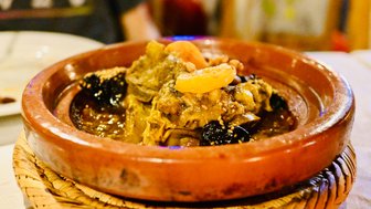 Frisch zubereitetes Tajine-Gericht – Marokko Familienreise