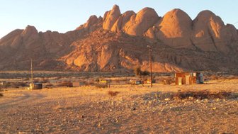 Eine trockene Landschaft - Namibia mit Jugendlichen