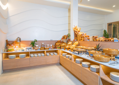 Ein einladendes Buffet mit einer Vielzahl von frischen Brötchen und Gebäck in einem modernen Restaurantambiente.