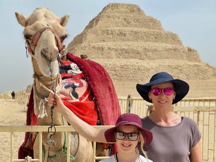 Mutter und Tochter stehen vor einem Kamel in Kairo – Ägypten Reise mit Kindern