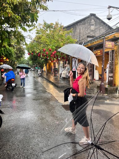 Mädchen geht mit Regenschirm – Vietnam Familienreise